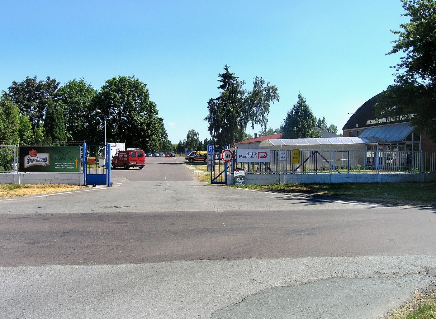 Odbavovací hala malého letiště Pardubice