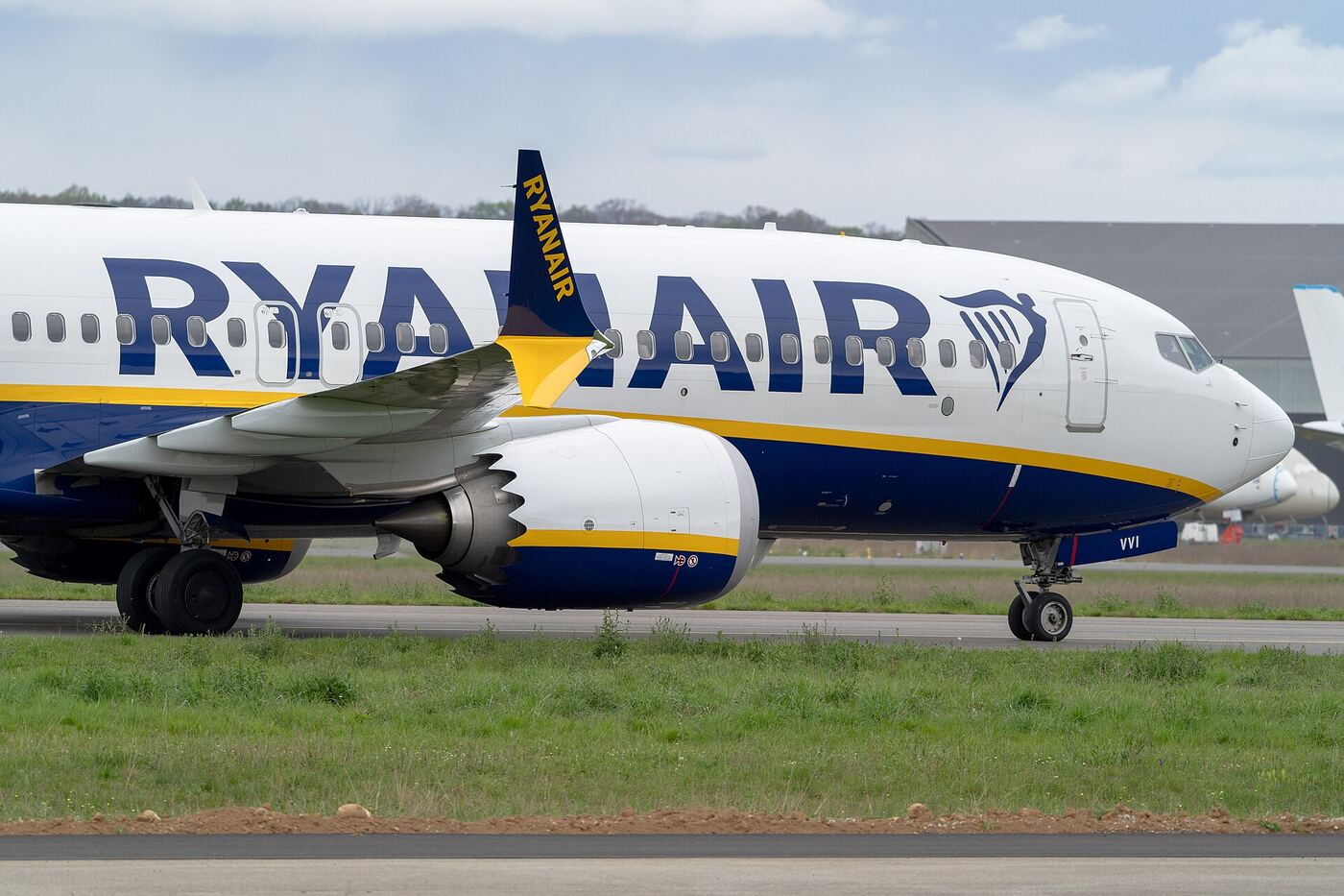ryanair style low cost airplane sky