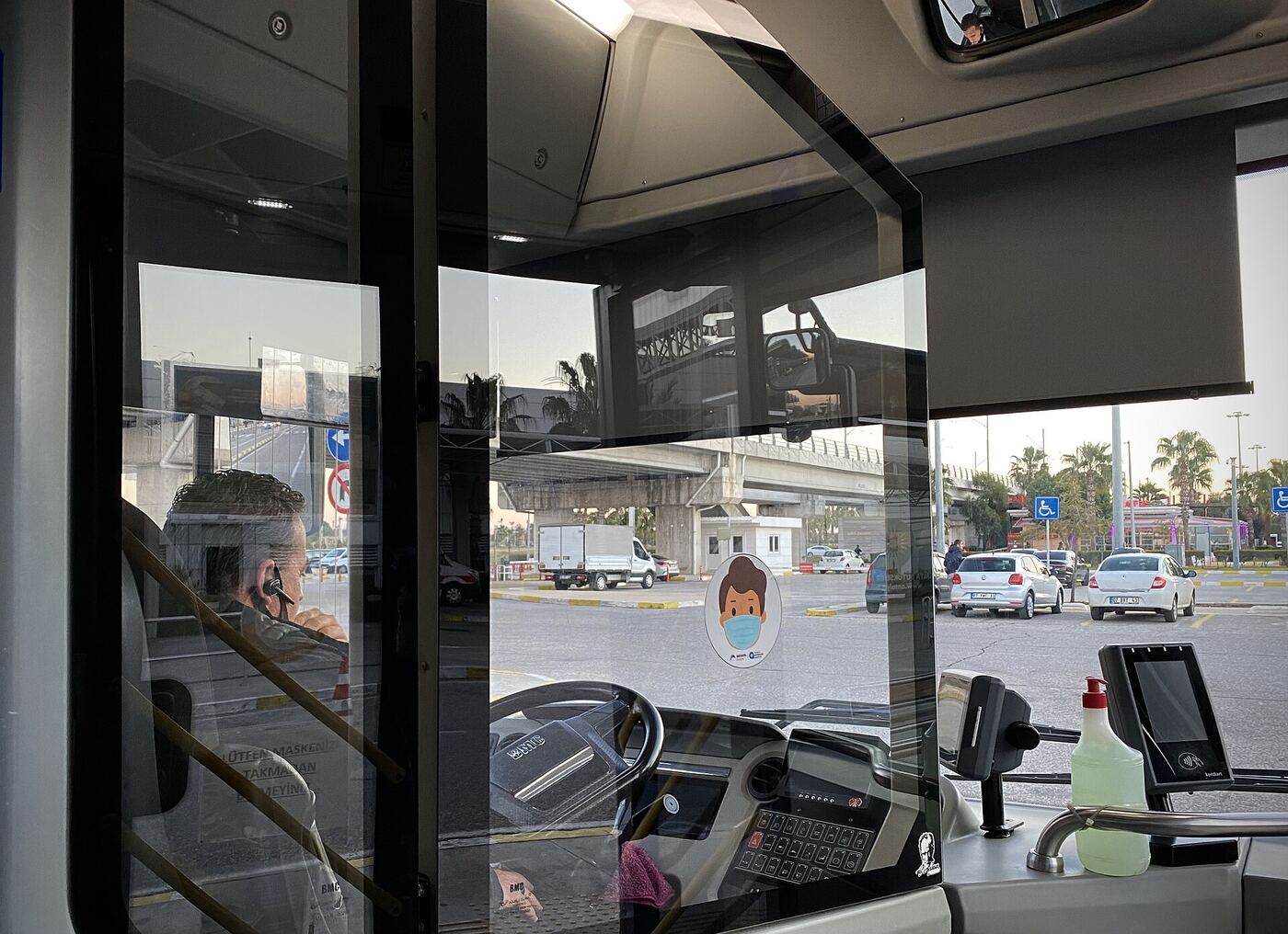 Letiště Antalya s palmami a terminálem