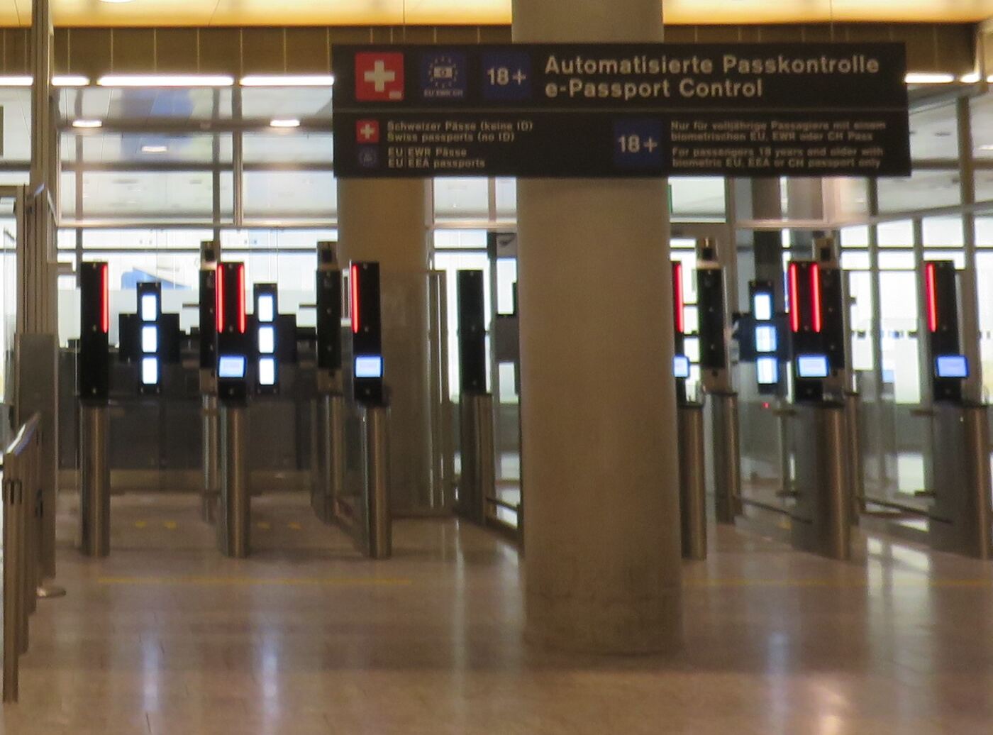 Práce letušky a palubní posádky v kabině letadla