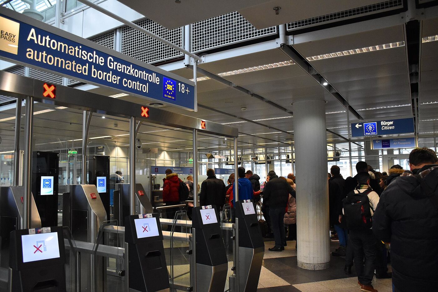 Jak zvládnout přestup na letišti — orientace podle značení tranzit a gate