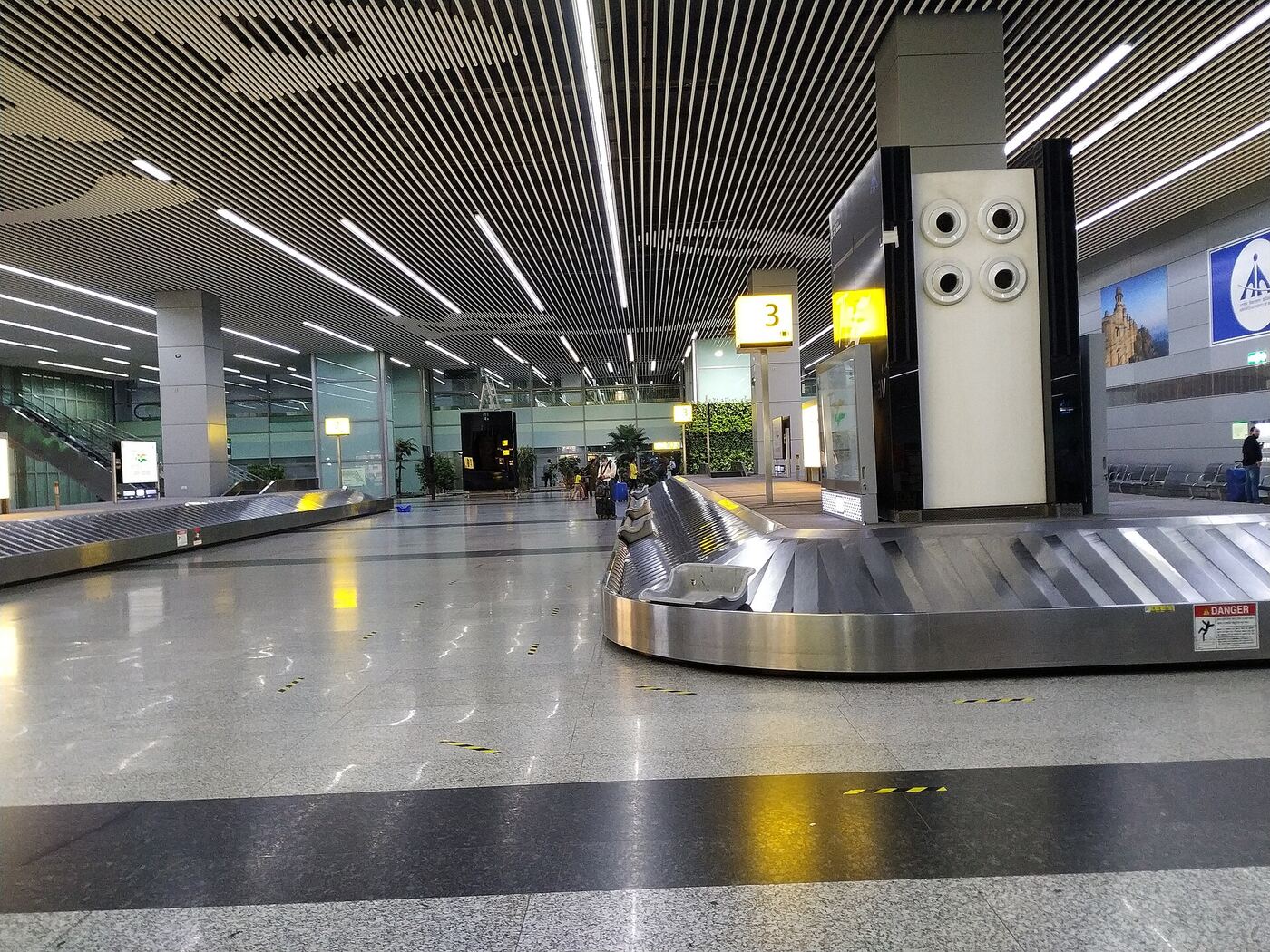 Jet lag jak na něj: spánek v letadle s maskou na oči během dlouhého letu